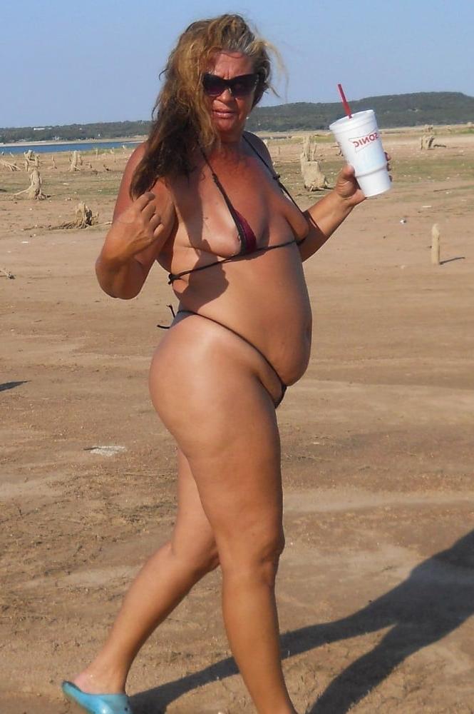 25P Older and hot 173 (Saggy tits in bikini)