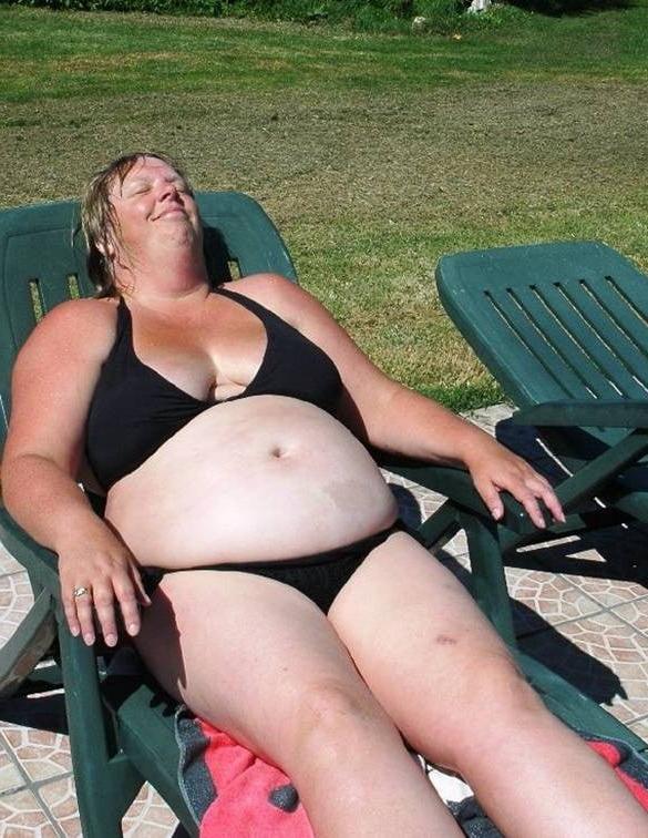 25P Older and hot 173 (Saggy tits in bikini)