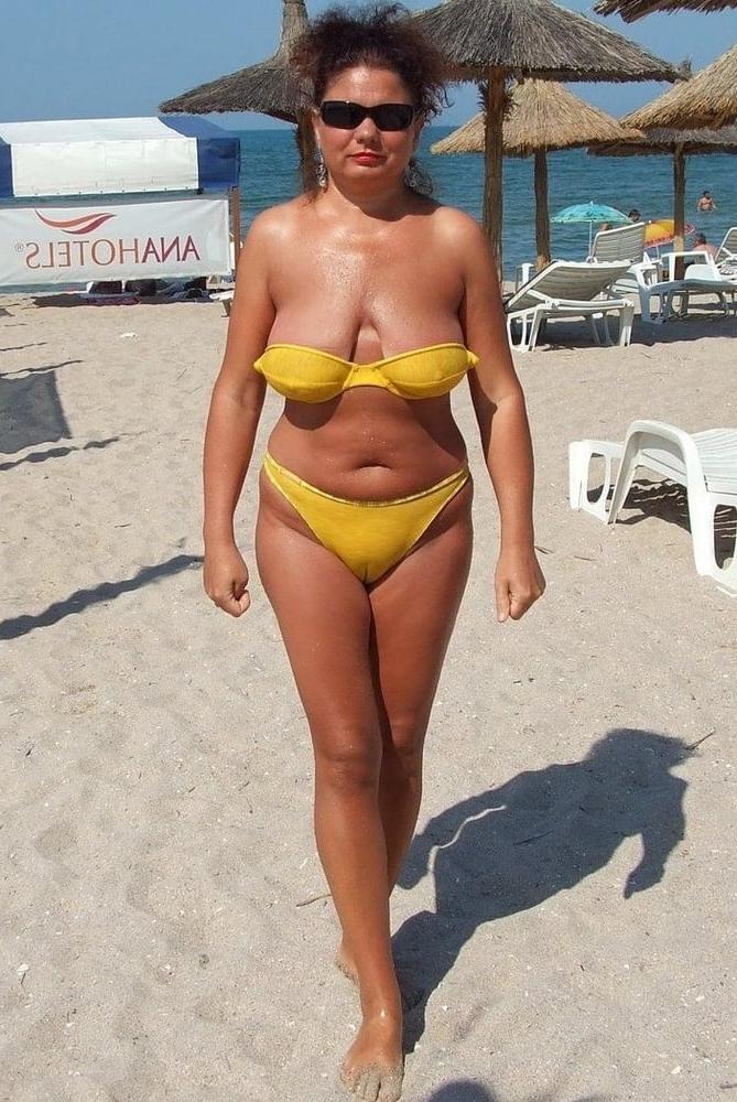 25P Older and hot 173 (Saggy tits in bikini)