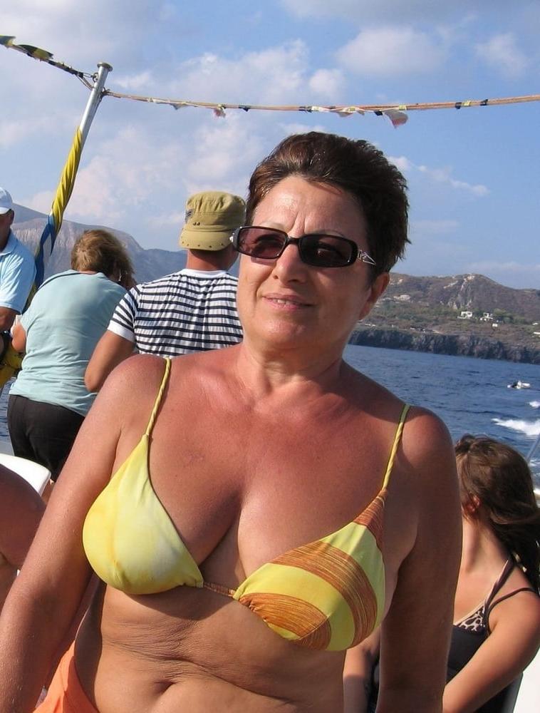 25P Older and hot 173 (Saggy tits in bikini)