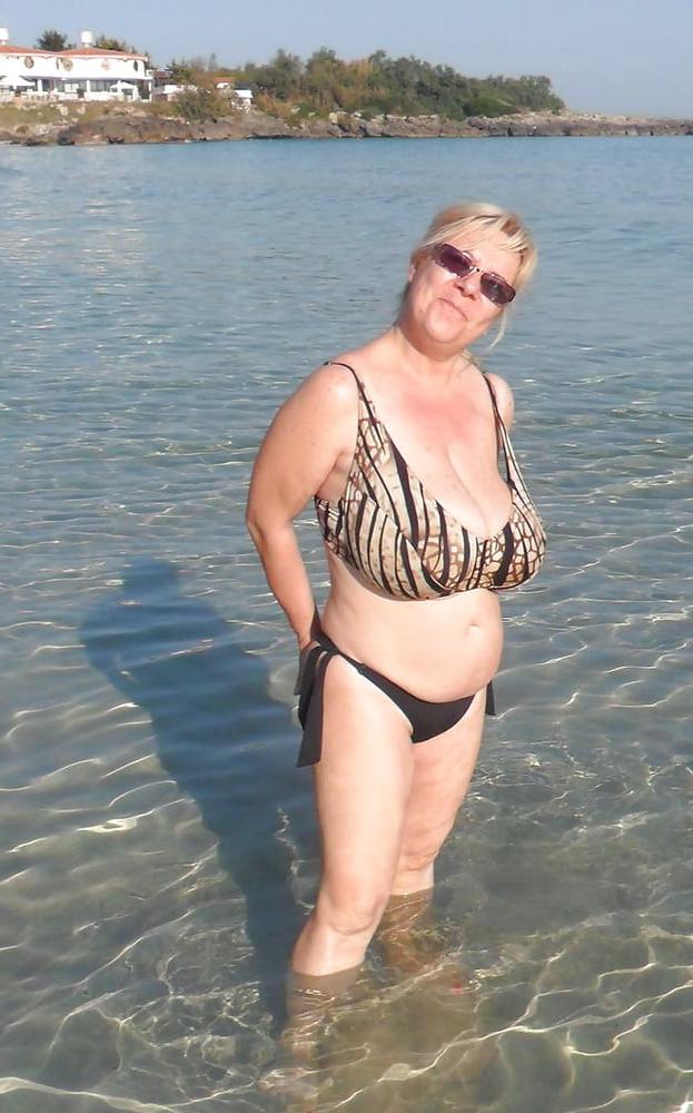 25P Older and hot 173 (Saggy tits in bikini)