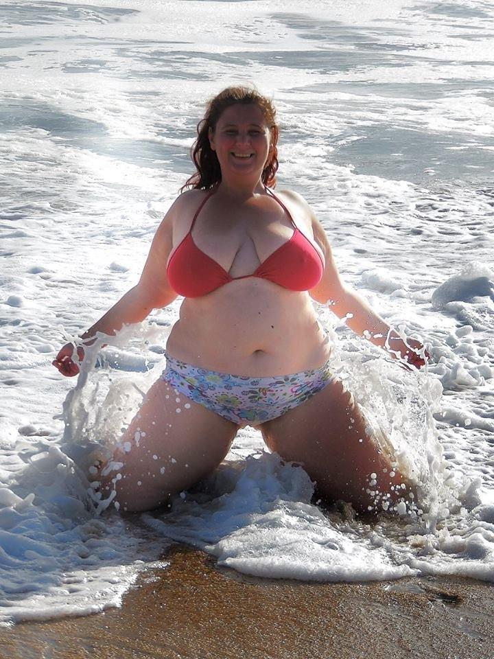 25P Older and hot 173 (Saggy tits in bikini)
