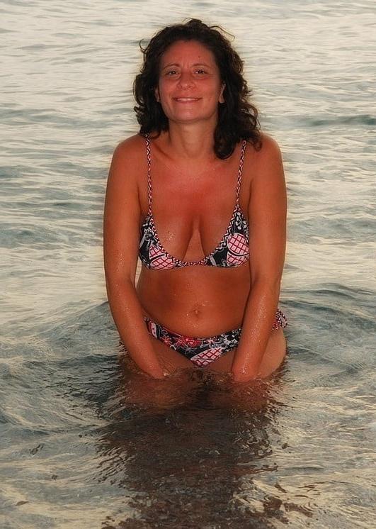 25P Older and hot 173 (Saggy tits in bikini)
