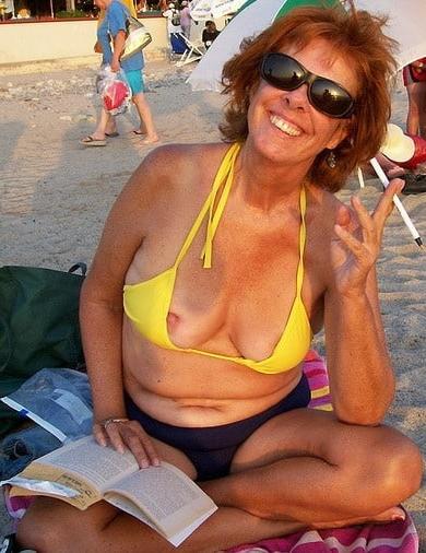 25P Older and hot 173 (Saggy tits in bikini)
