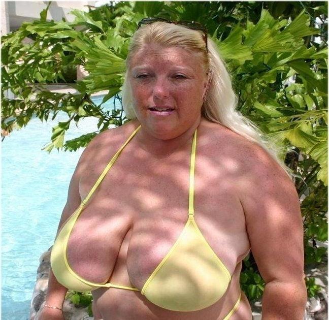 25P Older and hot 173 (Saggy tits in bikini)