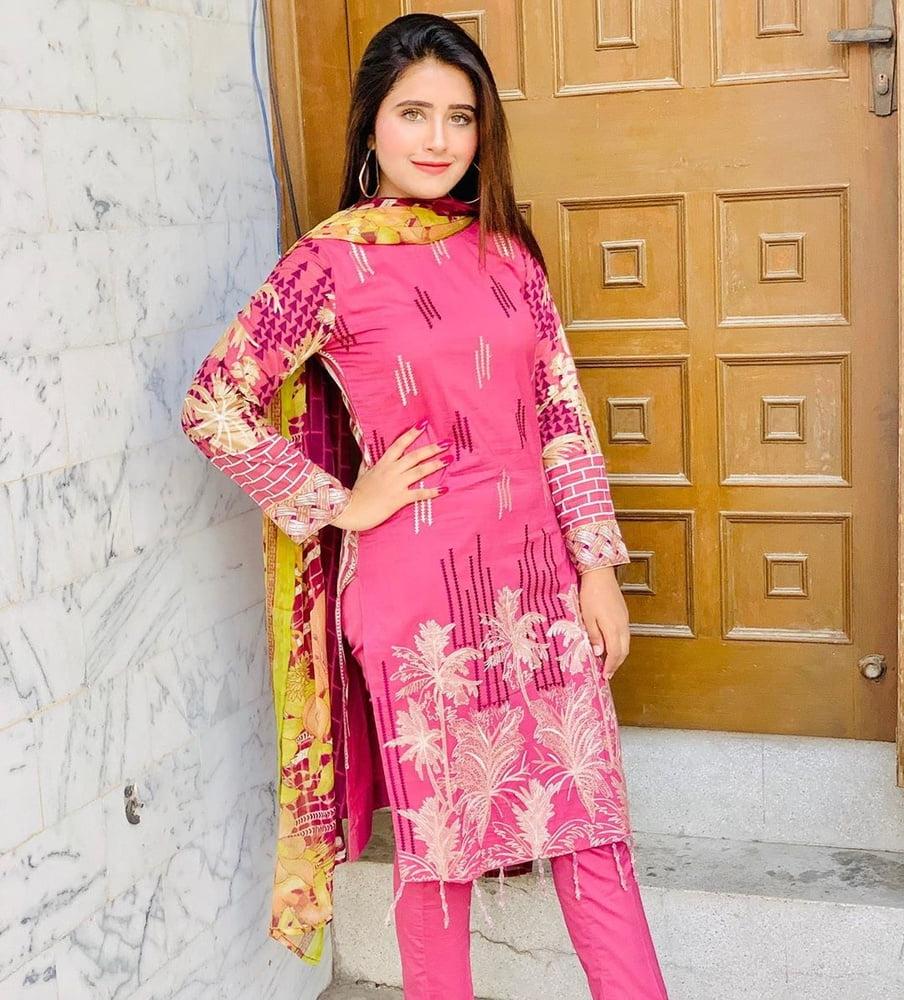 9P Famous paki tiktoker Minahil Malik leaked nude pics