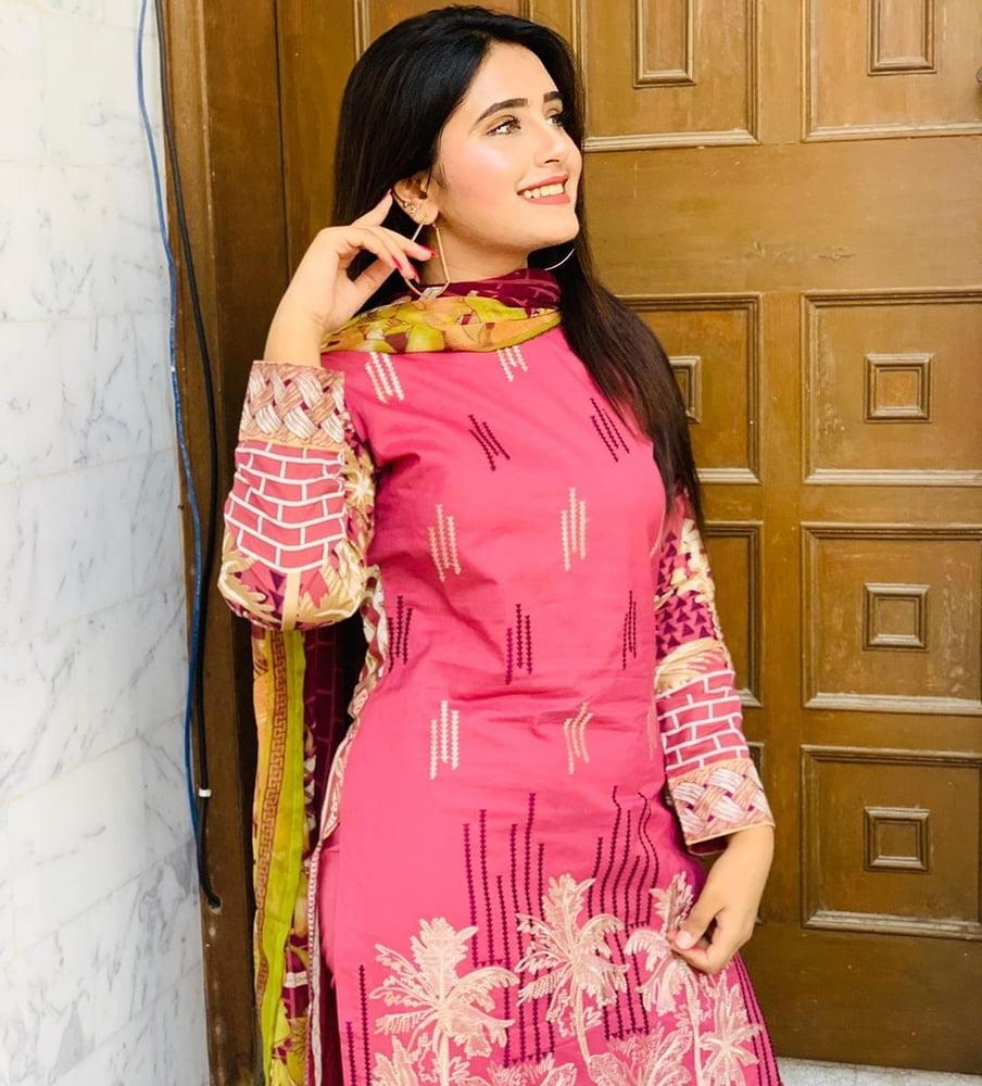 9P Famous paki tiktoker Minahil Malik leaked nude pics