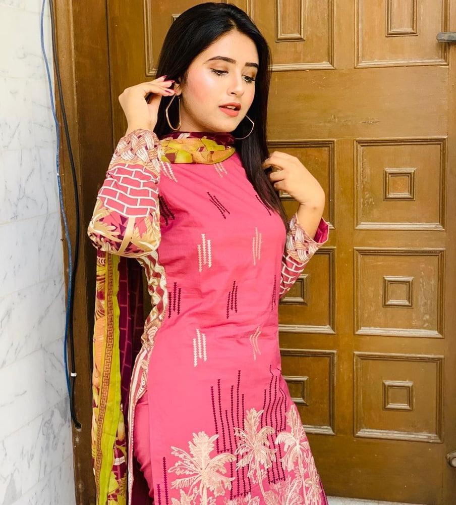 9P Famous paki tiktoker Minahil Malik leaked nude pics