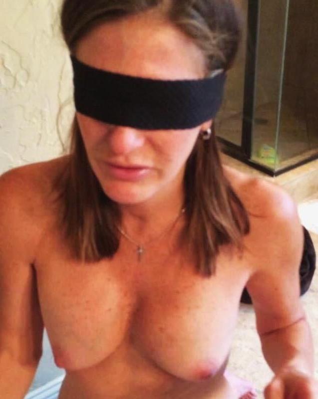 22P blindfold lady