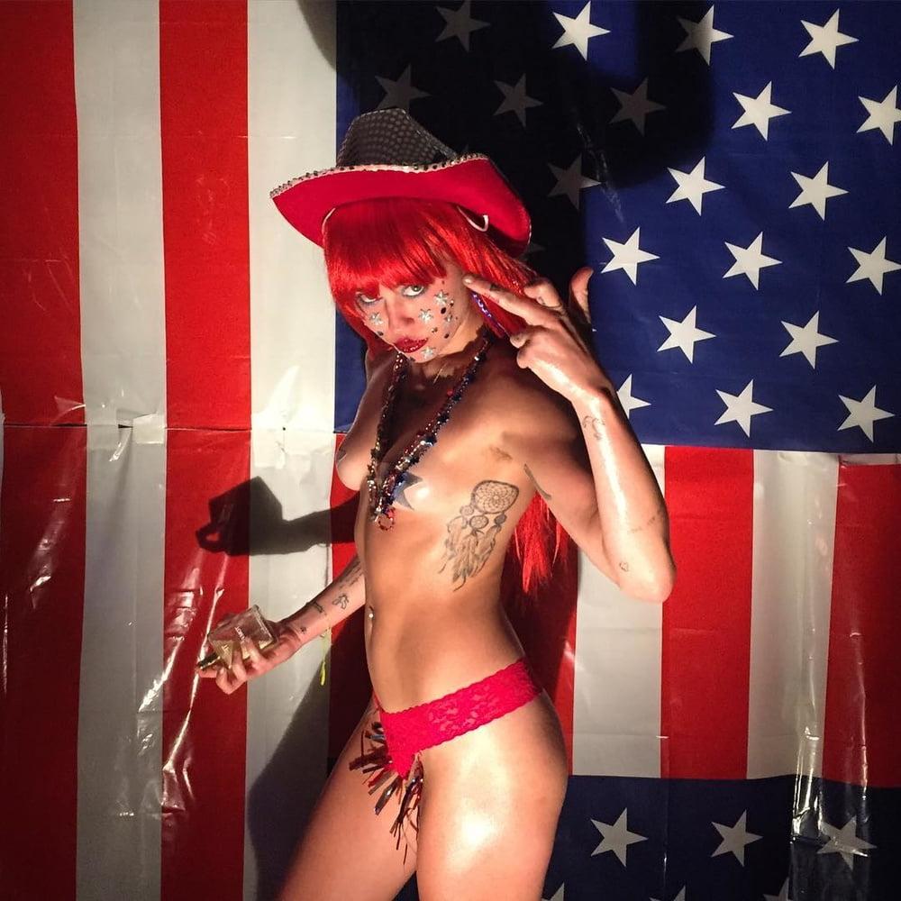 25P Miley Cyrus Nude