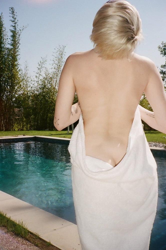 25P Miley Cyrus Nude