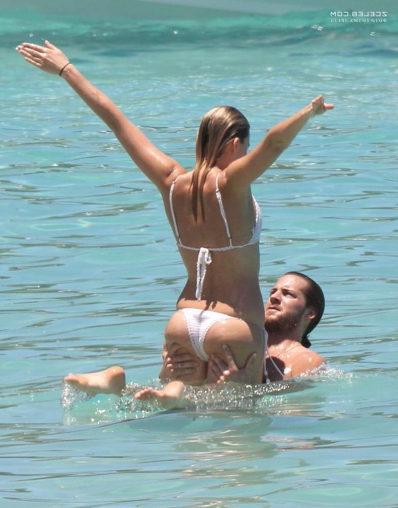 25P Margot Robbie Nude