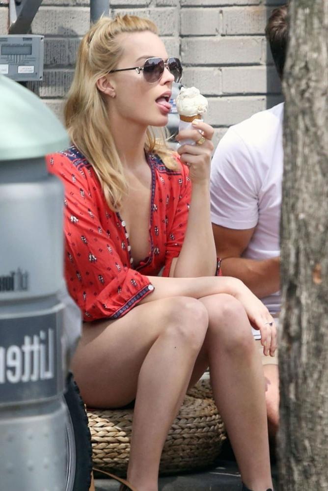 25P Margot Robbie Nude