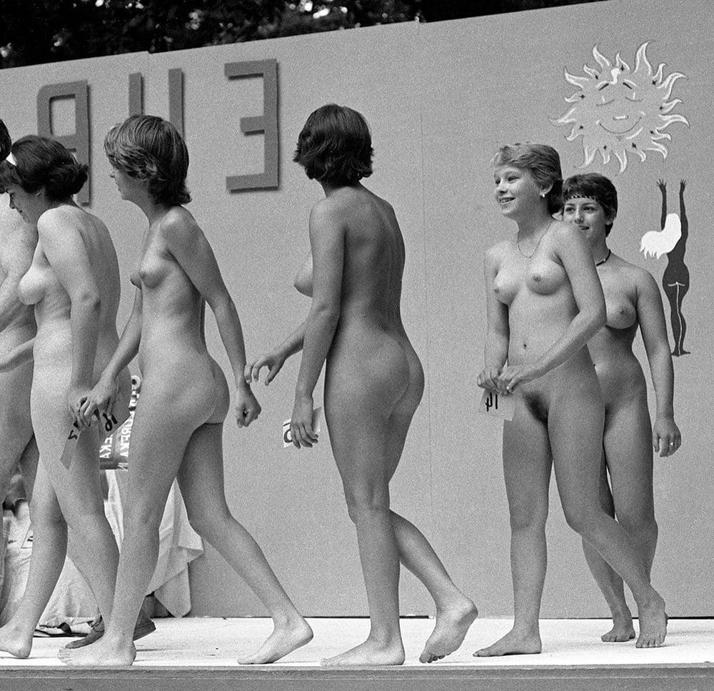 25P Melanie and another nudist
