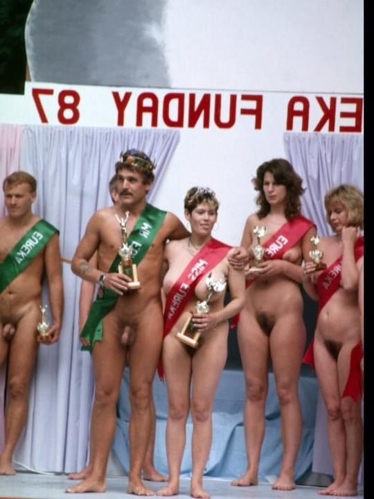 25P Melanie and another nudist