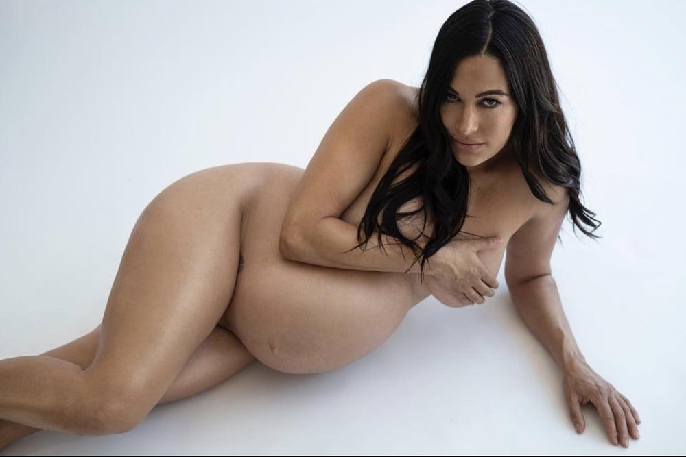 5P Bella Twins nude and pregnant