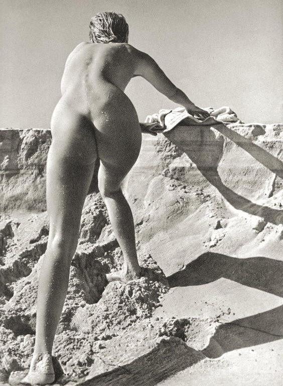 25P 0812 Daily life of nude beach.