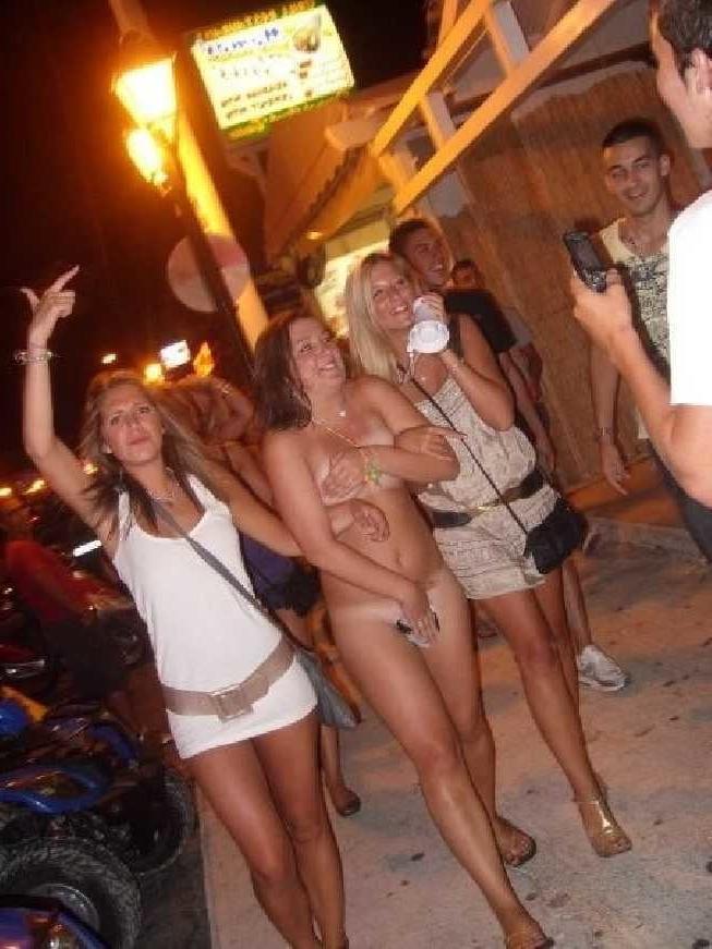25P Embarrassed nude females