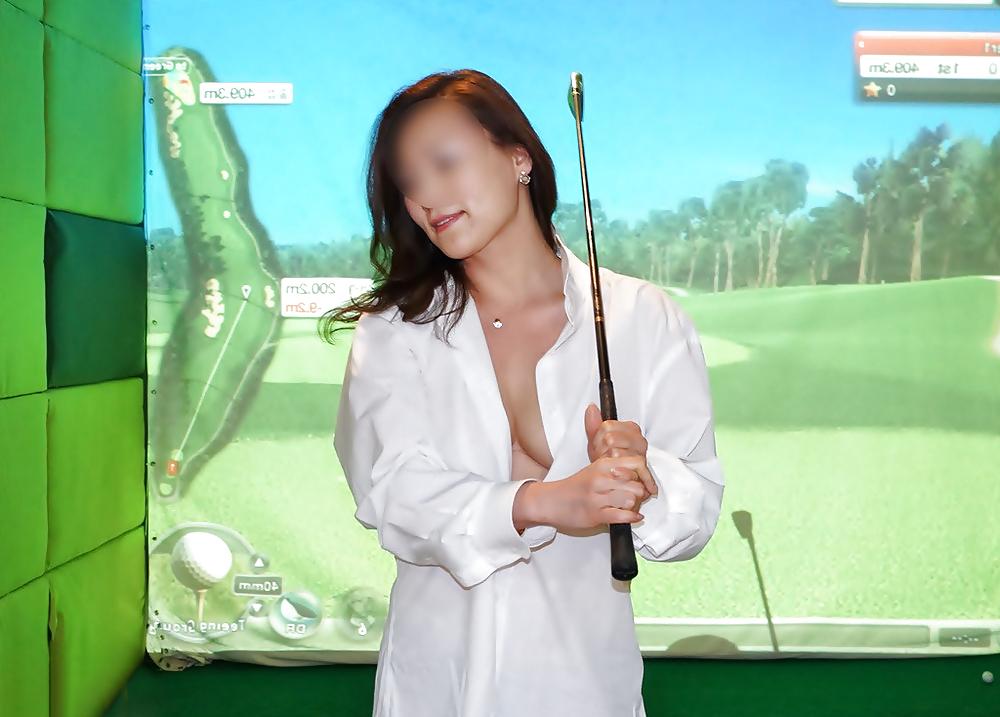 12P Korean girls at golf club