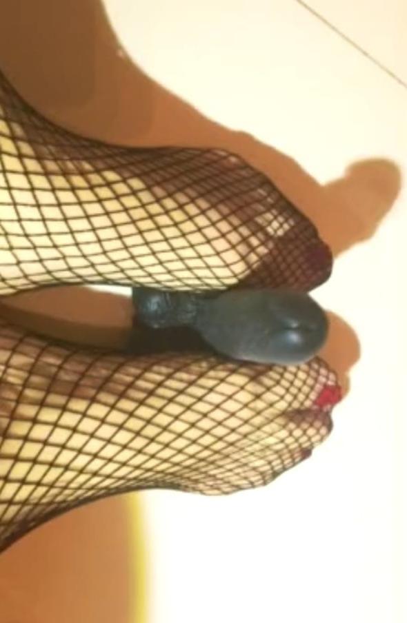 15P Fishnet footjob et masturbation