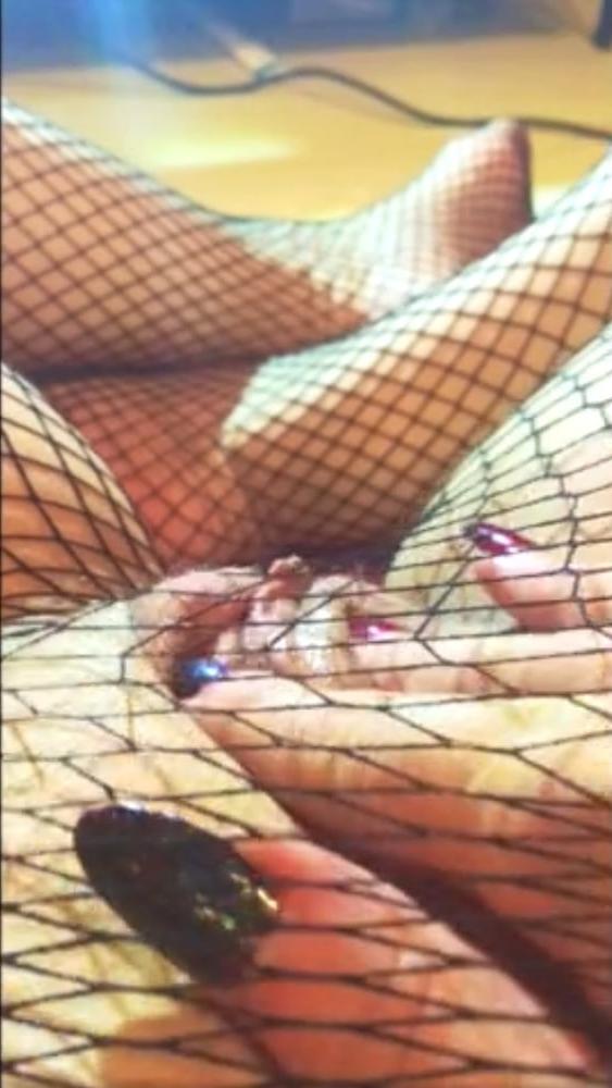 15P Fishnet footjob et masturbation