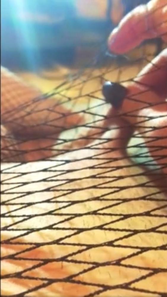 15P Fishnet footjob et masturbation