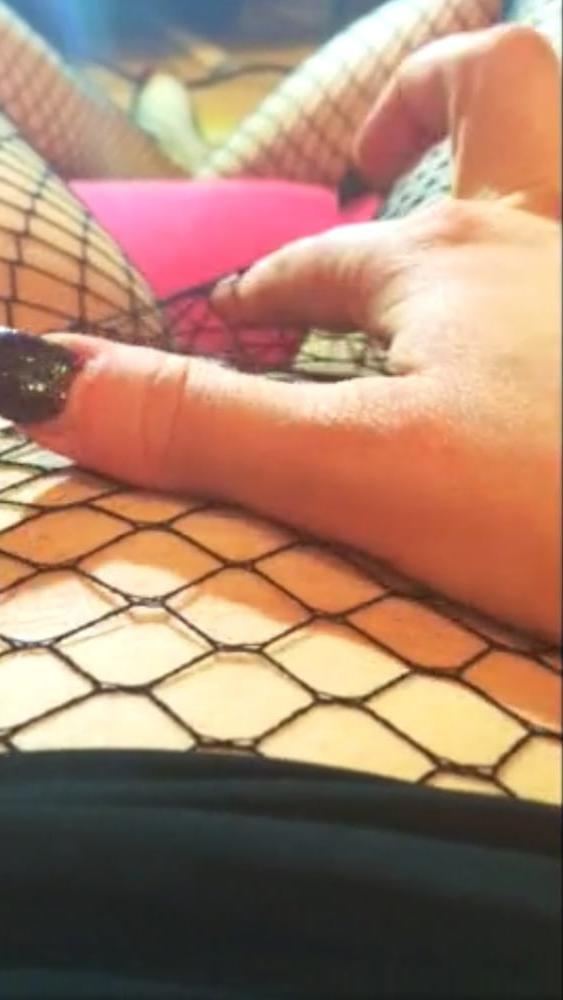 15P Fishnet footjob et masturbation