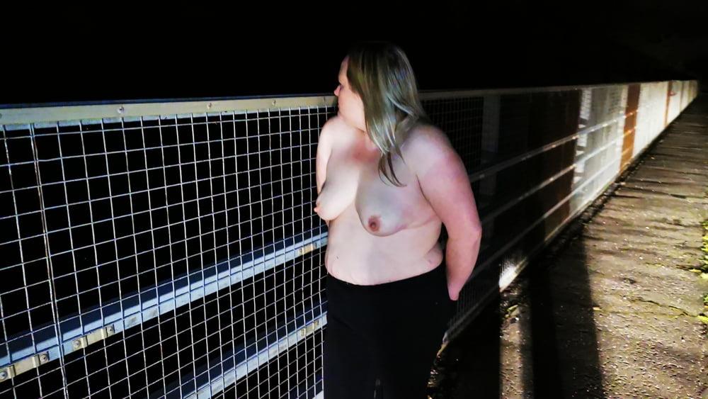 25P uk nude public