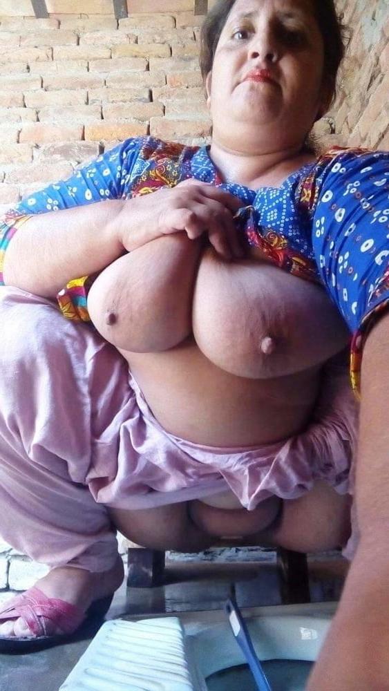 25P Older and hot 154 (Saggy tits outdoor)