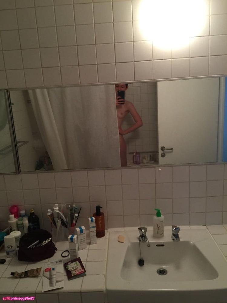 15P bonnie wright actress nude leaked pics