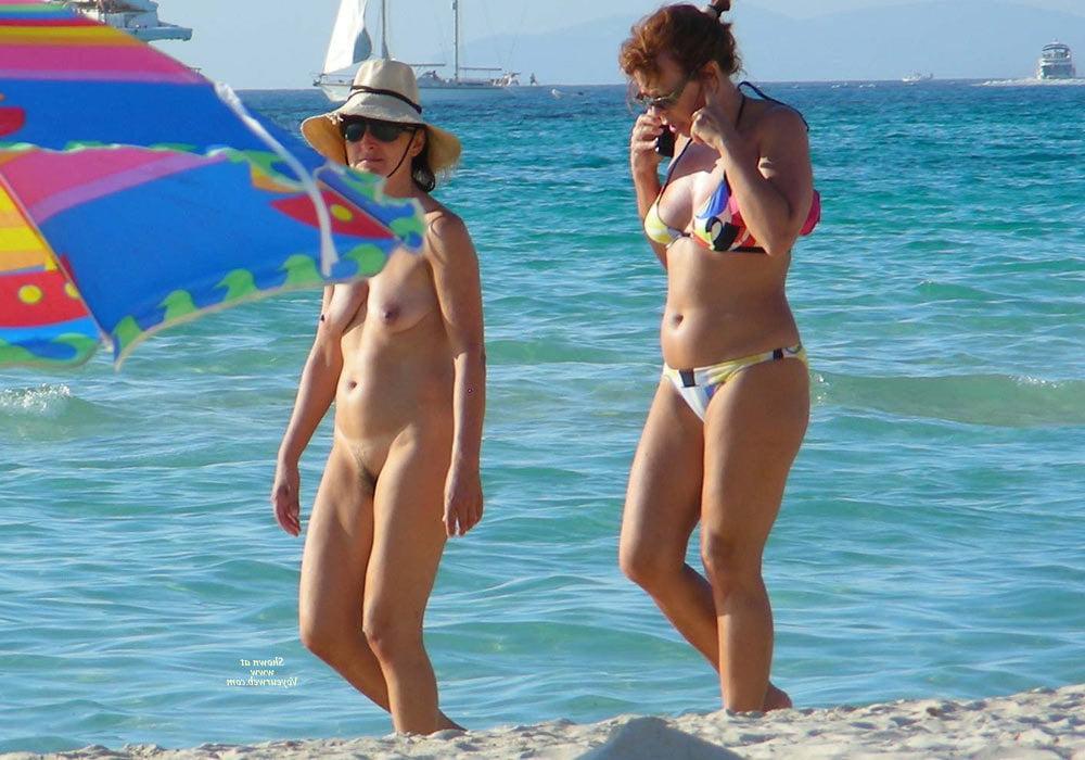 25P 0804 Nudist  On The Beach.