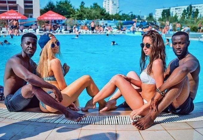 16P Bikini Clad White Women With Black Men 16