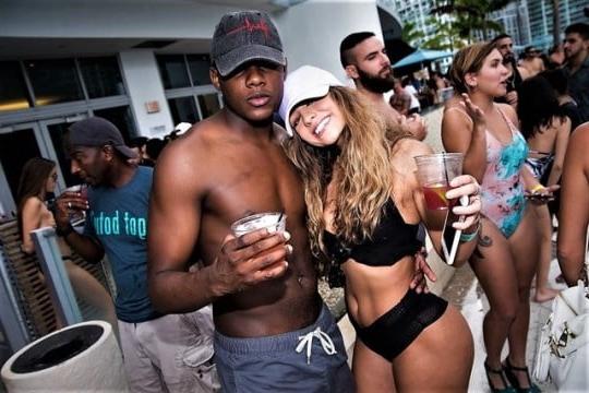 16P Bikini Clad White Women With Black Men 16