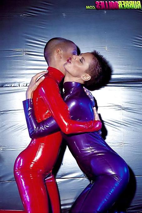 15P Claudia Demoro latex lesbo