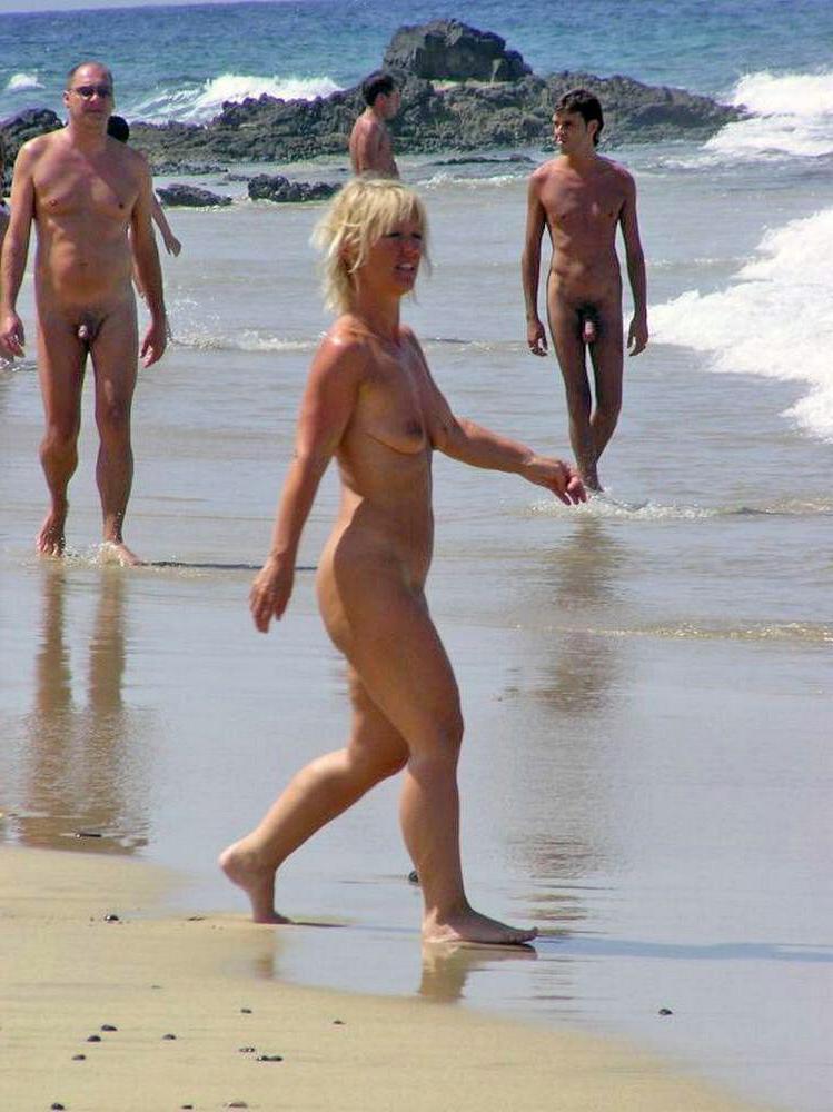 25P 0792 Nude beach closeup