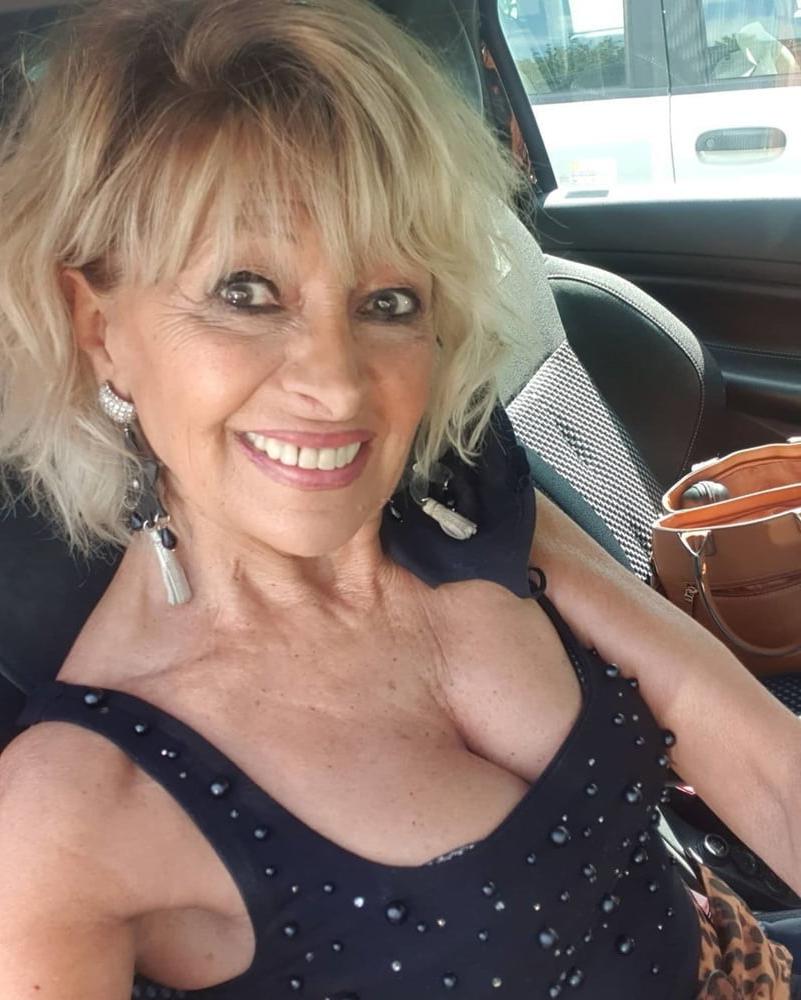 25P Sexy Hot Moms and Wives Spread, Show Pussy in Cars, Bus 20