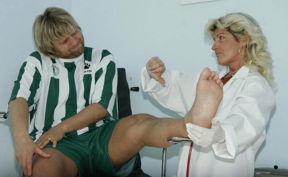 25P Older and hot 146 (Patient with nurse)