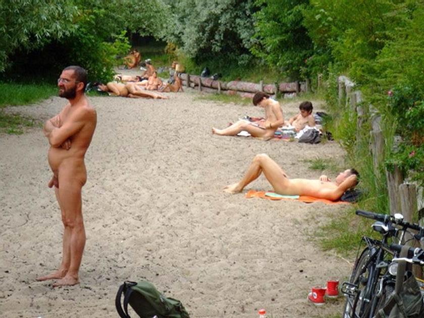 25P 0791 Nude beach scenery
