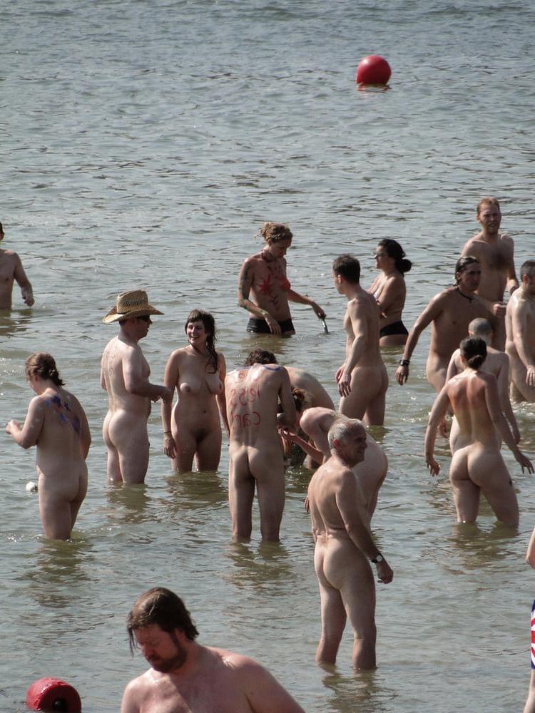 25P 0791 Nude beach scenery