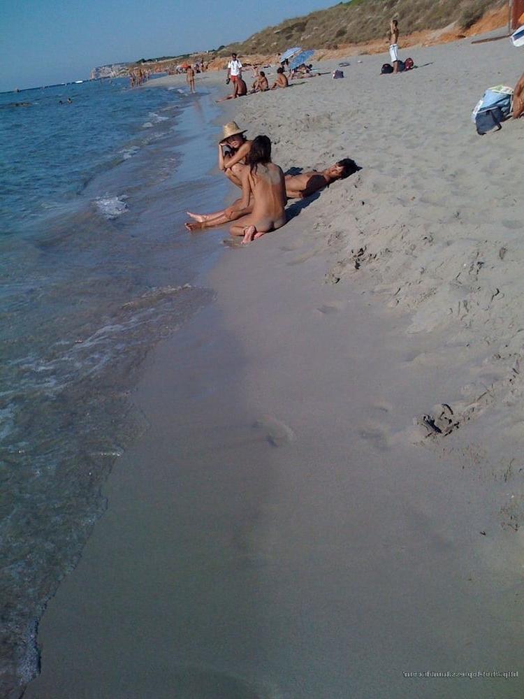 25P 0791 Nude beach scenery