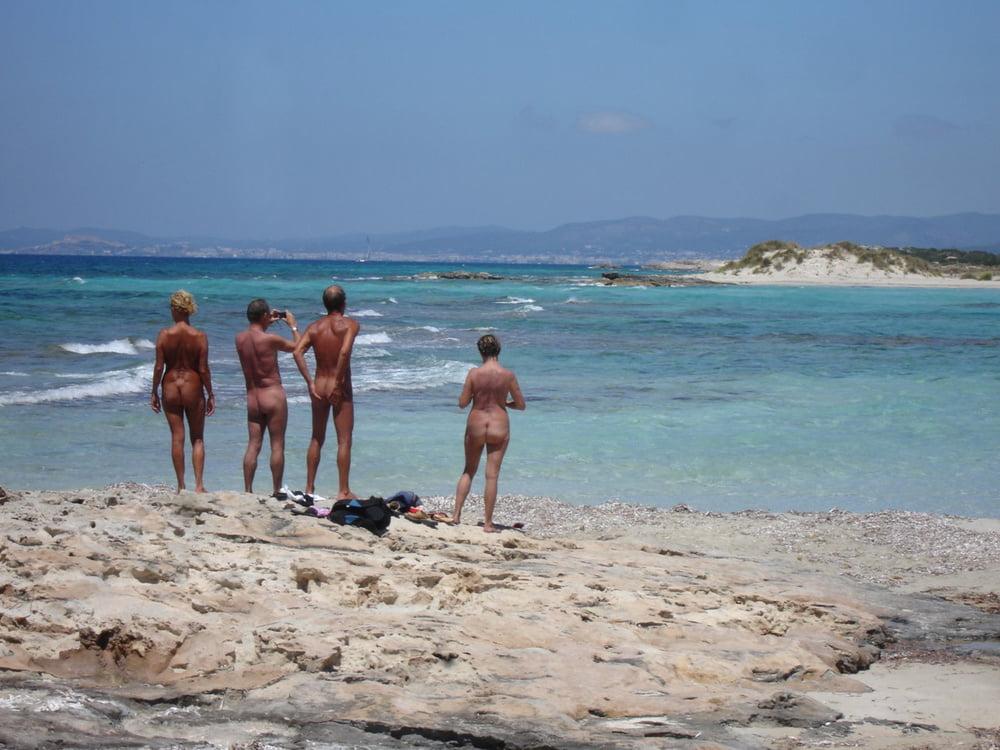 25P 0791 Nude beach scenery