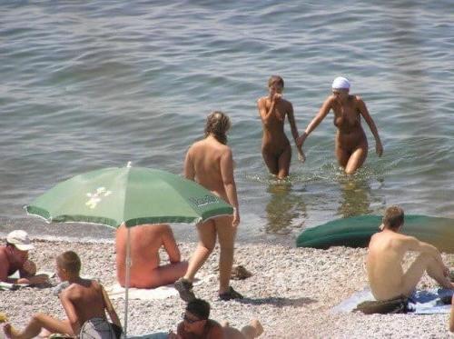 25P 0791 Nude beach scenery