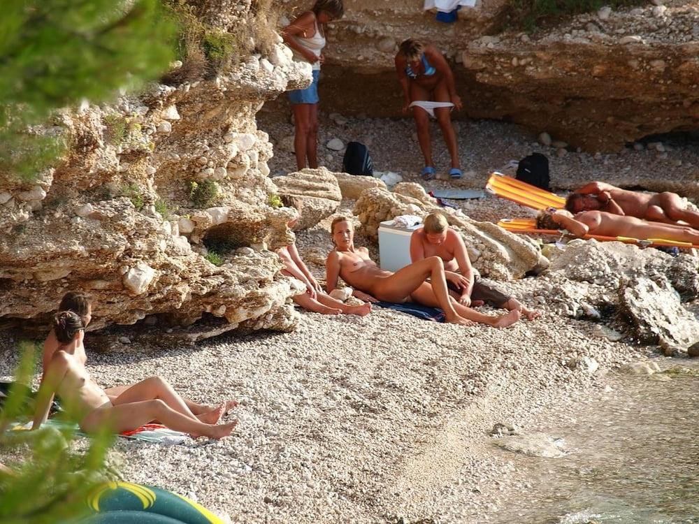25P 0791 Nude beach scenery