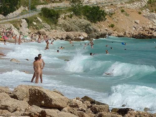 25P 0791 Nude beach scenery