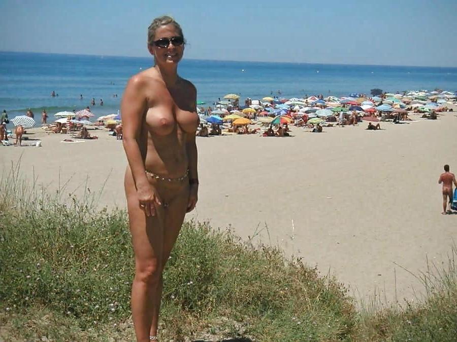 25P 0791 Nude beach scenery