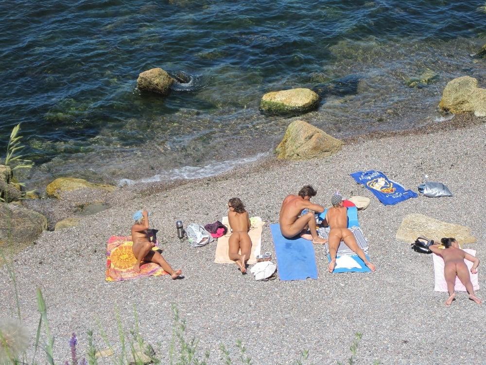 25P 0791 Nude beach scenery