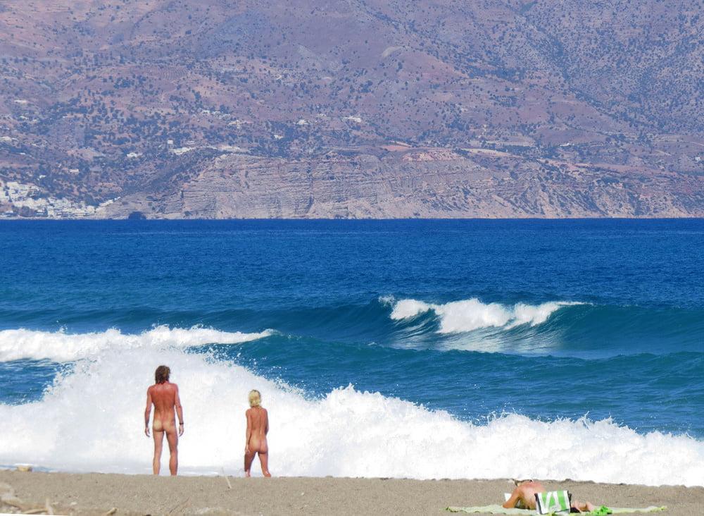 25P 0791 Nude beach scenery