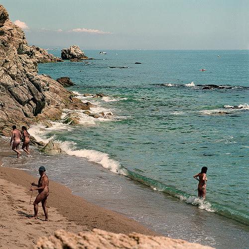 25P 0791 Nude beach scenery