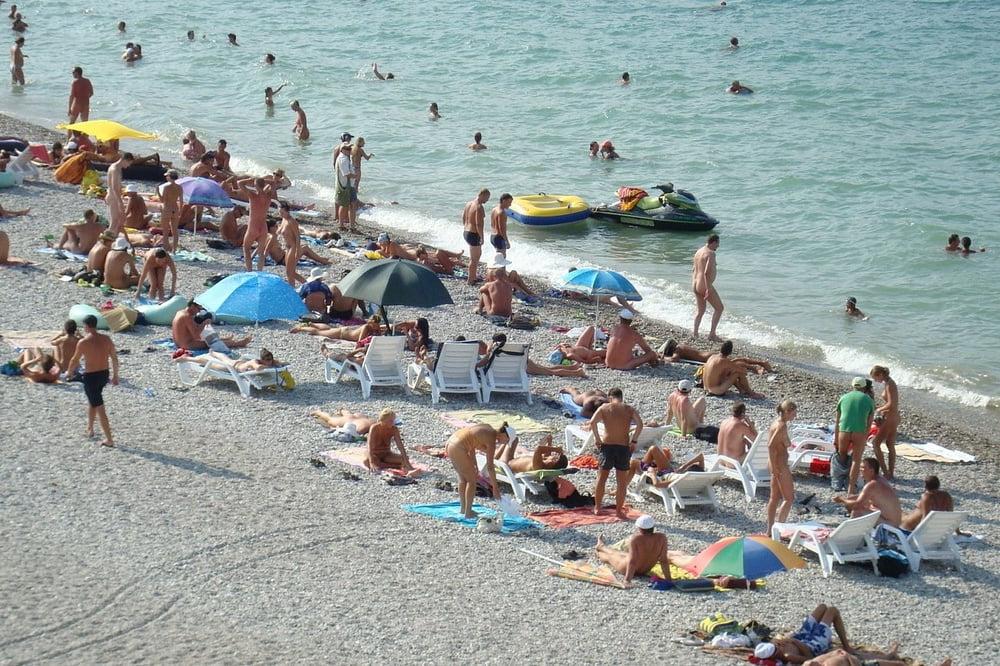 25P 0791 Nude beach scenery
