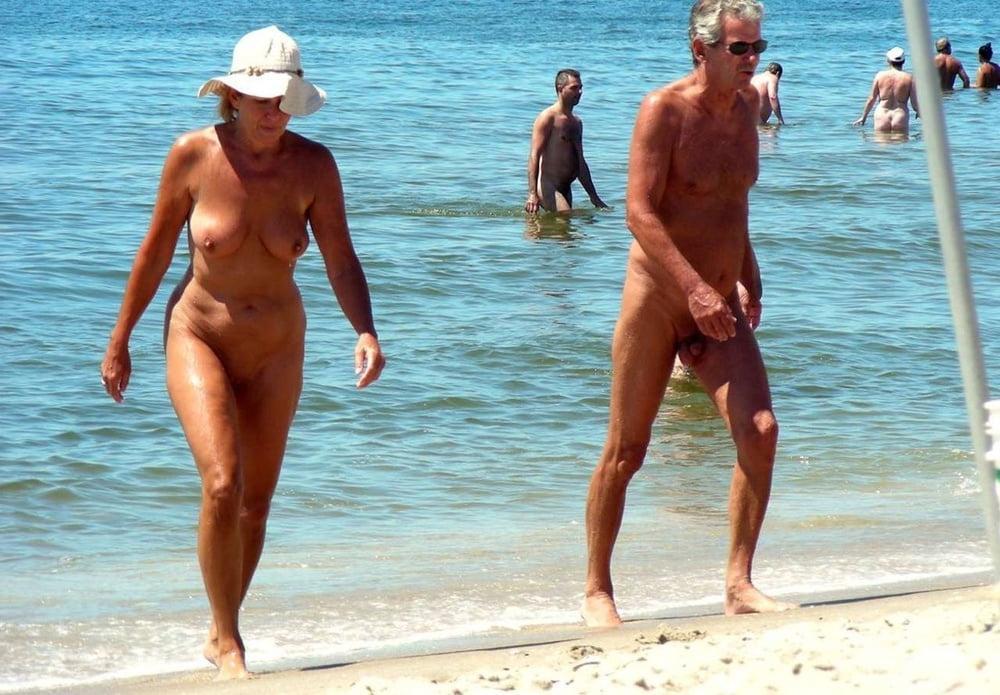 25P 0791 Nude beach scenery